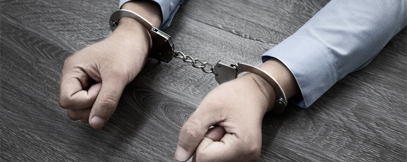 员工被判拘役没开除单位会有责任吗 企业职工被判拘役会被开除吗