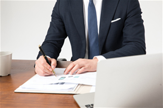 劳动者如何对劳动合同进行审查 劳动合同审查的要求包括哪些