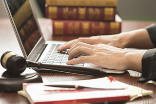 劳动仲裁要请律师吗 申请劳动仲裁要找律师吗