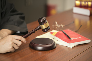 经济损失劳动仲裁可以要求吗 劳动仲裁可否要求经济补偿金