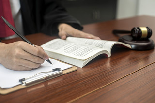 职员突然被辞退公司补偿吗 突然被辞退公司该补偿员工什么
