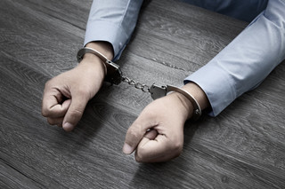 员工被判拘役没开除单位会有责任吗 企业职工被判拘役会被开除吗