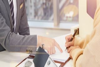 离婚后房产过户费用谁来承担 离婚后房产过户费用是谁来负责